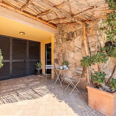 Apartment Garden - Shared Pool & Designer Interiors Olbia