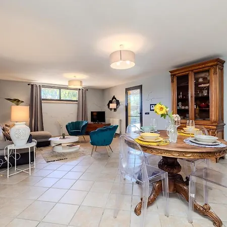 Apartment Garden - Shared Pool & Designer Interiors *