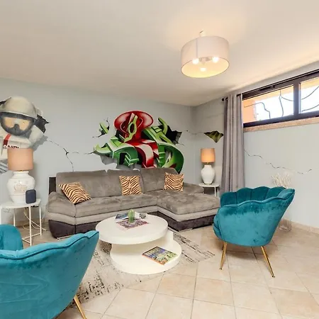 Apartment Garden - Shared Pool & Designer Interiors
