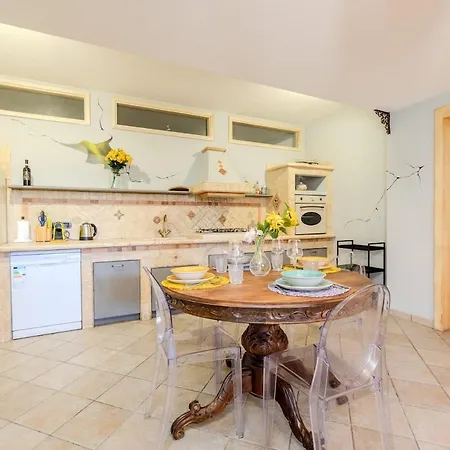 Apartment Garden - Shared Pool & Designer Interiors *